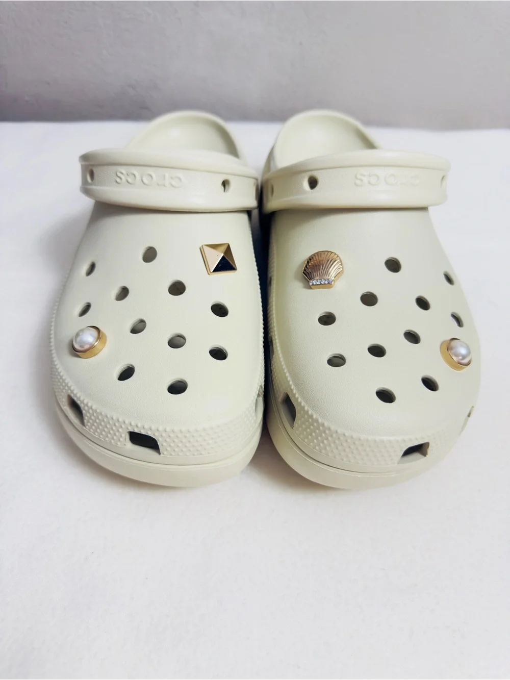 Crocs Classic Platform Clogs Bone Beige Pearl Shell Charms Women's Size 10